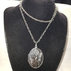 Beautiful Vintage Sarah Coventry 1970's "Country Roads" Silvertone Locket